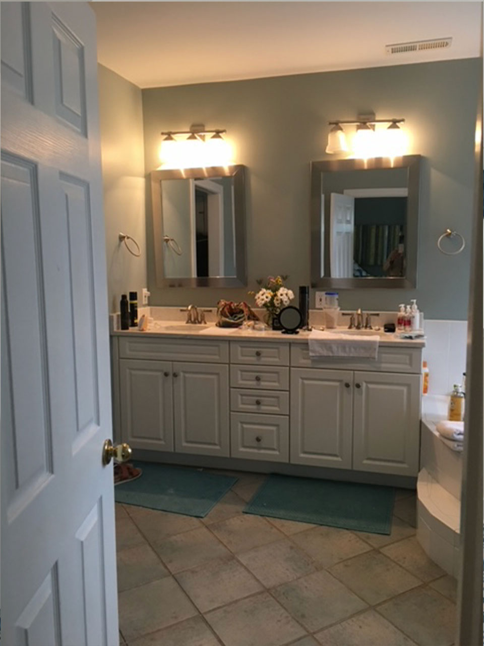 Picture of kitchen before remodel